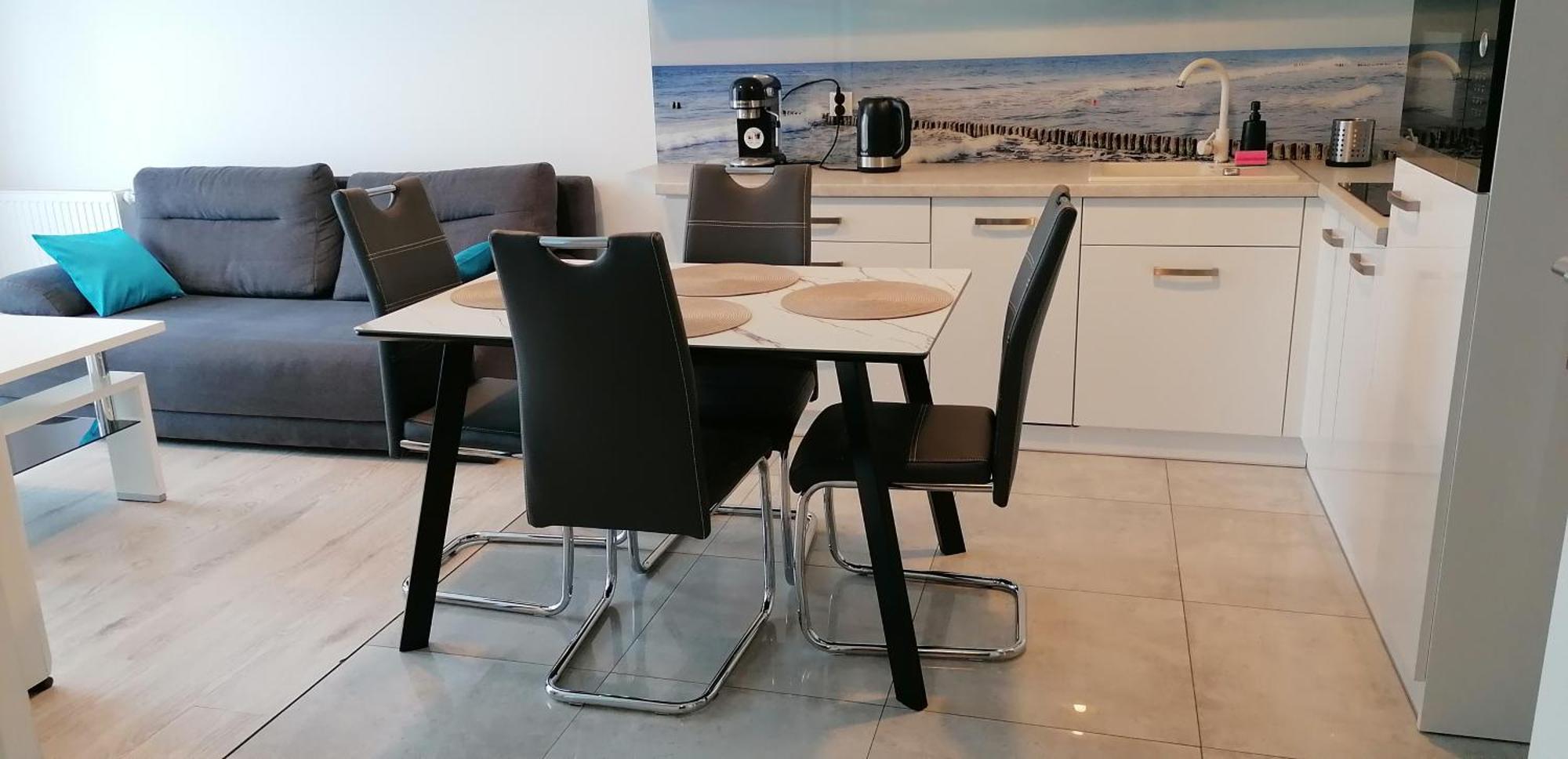 Mariela-kolobrzeg Z Garazem Apartmán *