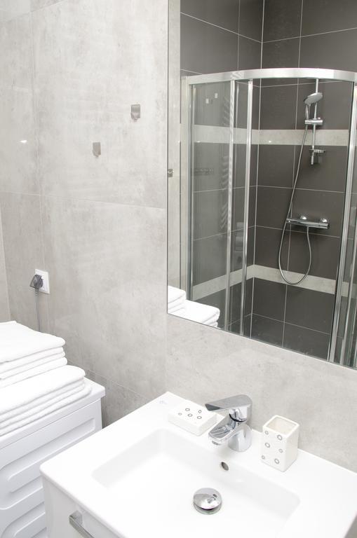Mariela-kolobrzeg Z Garazem Apartmán *