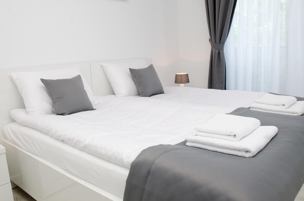 Mariela-kolobrzeg Z Garazem Apartmán